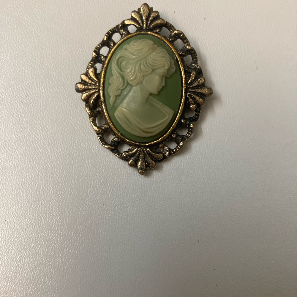 Vintage Green Cameo Brooch • Gold-Tone Filigree Frame • Elegant Victorian Style